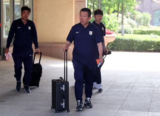 今日发布的“掰头”版海报上，单凭一个对视，火药味已溢出屏幕